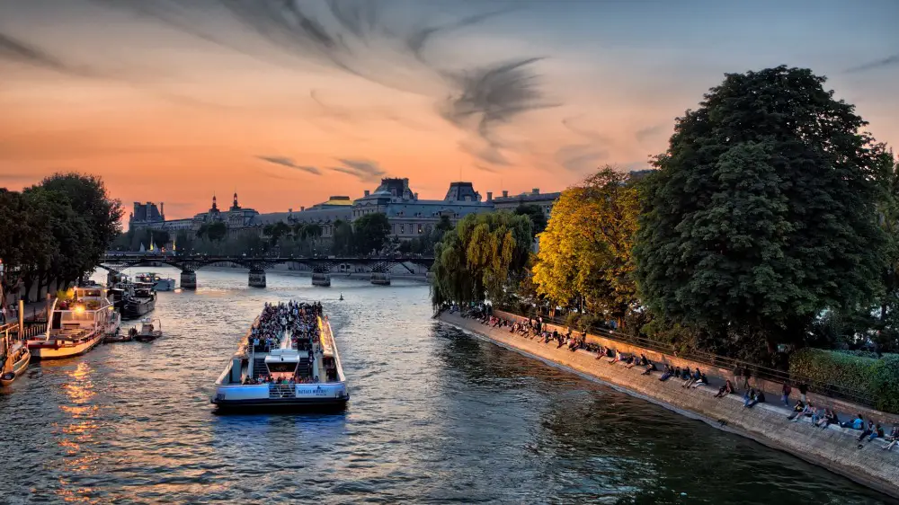قوارب نهر السين باريس