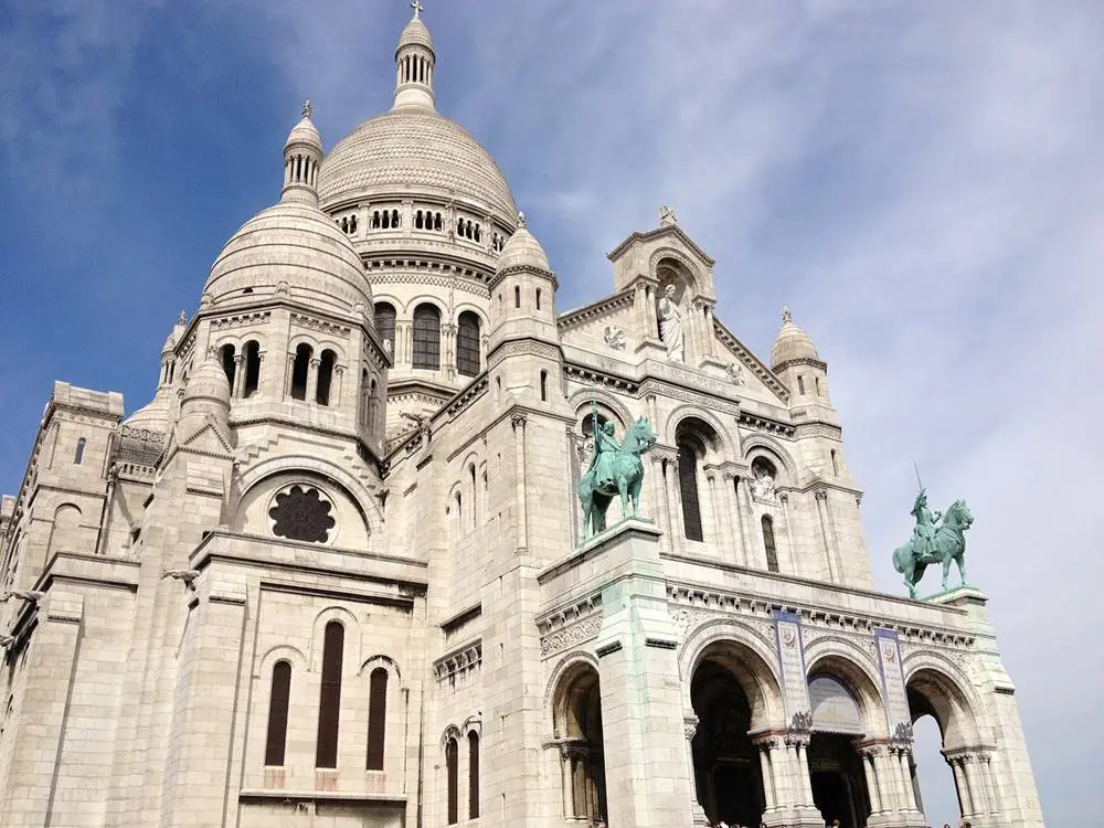 دليلك لزيارة كاتدرائية القلب المقدس في باريس