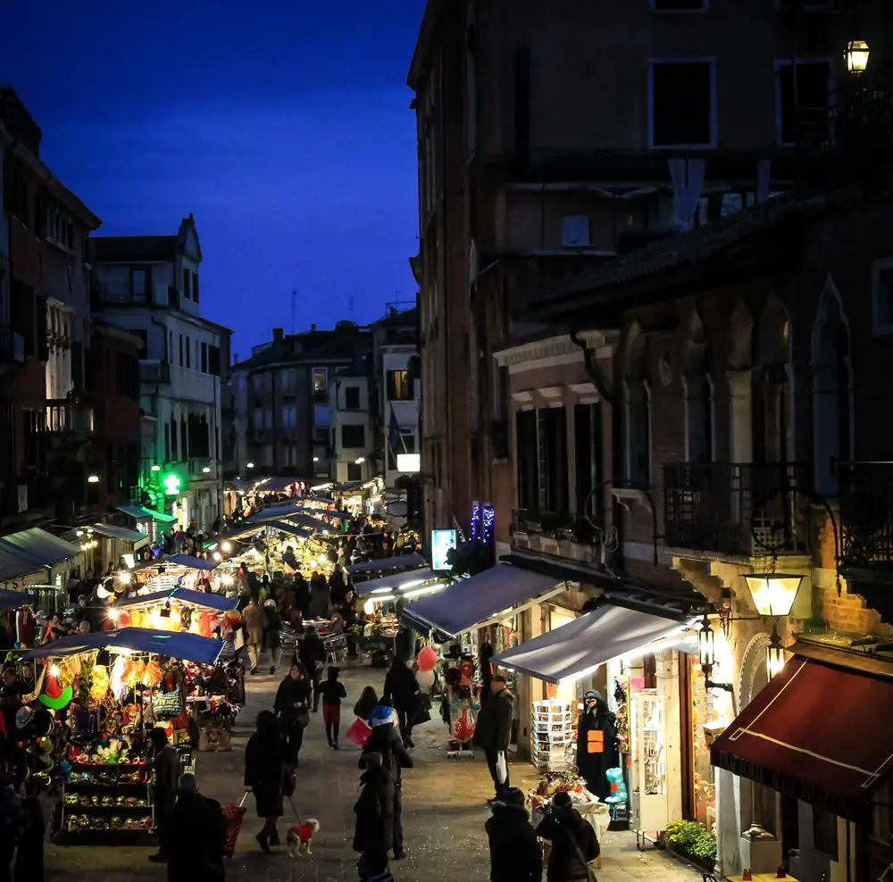 ما هي أشهر الأسواق الشعبية في مدينة ميلانو؟